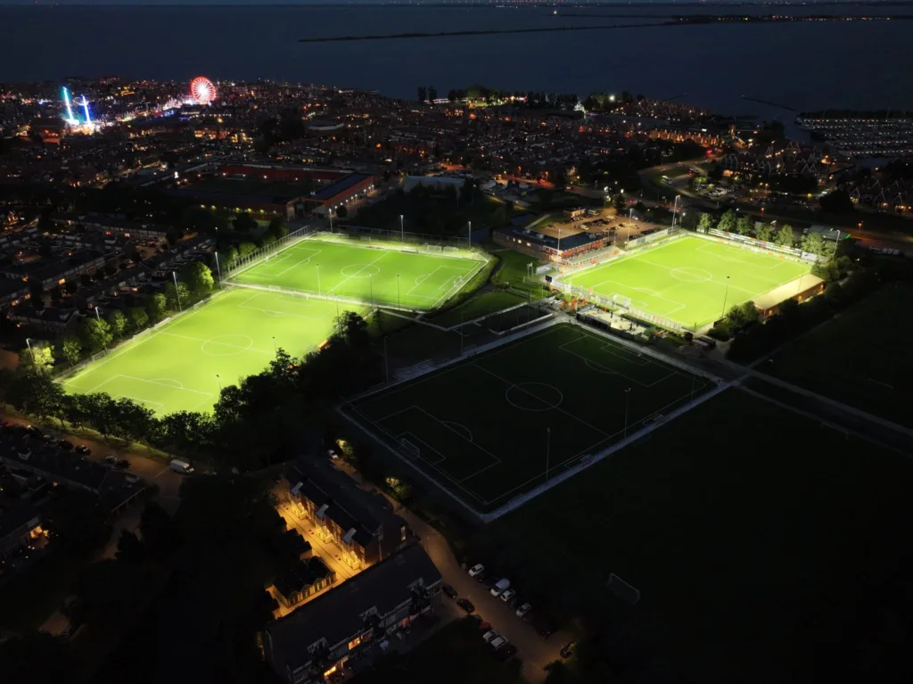 sportveld verlichting in Volledam met verschillende lichtsterktes, ook is de verlichting slim zodat je kan dimmen en daarmee kun je veel energie besparen